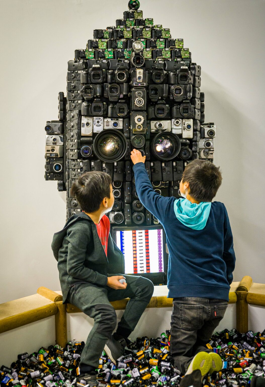 Deux enfants autour de l'installation artistique d'Antonin Tricard, photo de Lionel Rault pour Maison Gutenberg.