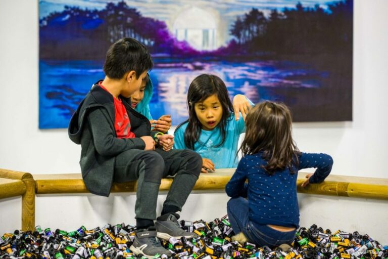 Trois enfants autour de l'installation artistique d'Antonin Tricard, photo de Lionel Rault pour Maison Gutenberg.