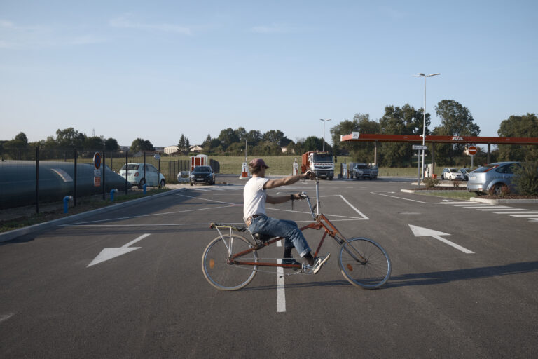 Photographie de l'œuvre-vélo de l'artiste Victor Boucon, pour Maison Gutenberg dans le cadre de la résidence artistique "Cycles". Photo d'Adrien Pinon.